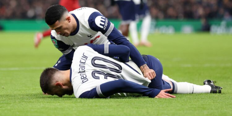 Rodrigo Bentancur, do Tottenham, colapsa em campo durante partida contra o Liverpool