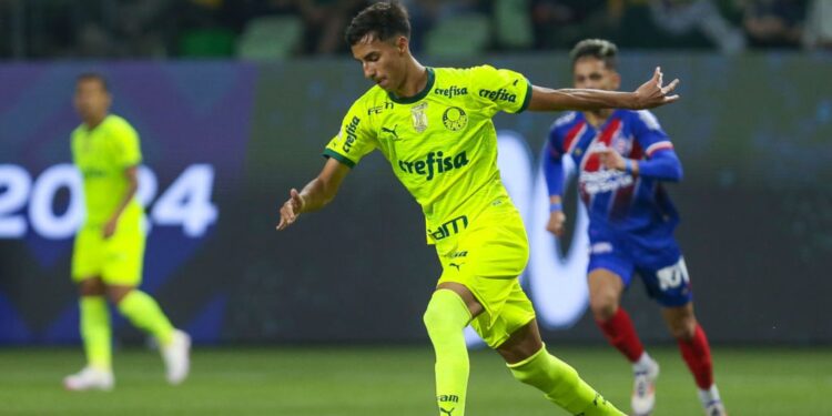 Vitor Reis, zagueiro do Palmeiras, durante partida contra o Bahia