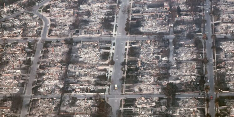 Foto aérea mostra as casas de uma vizinhança destruídas pelos incêndios em Los Angeles