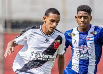 Jogadores do Vasco sub-20 e do Nacional sub-20 disputam a posse de bola em partida da Copinha