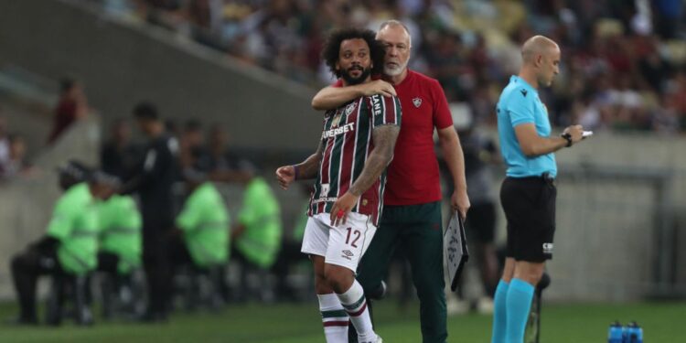 Mano Menezes e Marcelo conversam durante partida contra o São Paulo, válida pelo Brasileirão 2024