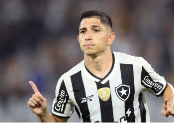Savarino, do Botafogo, comemora gol marcado contra o Fluminense
