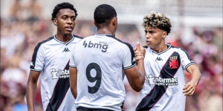 Jogadores do Vasco sub-20 comemoram o gol marcado contra o Juventus-SP sub-20, em partida válida pela Copinha