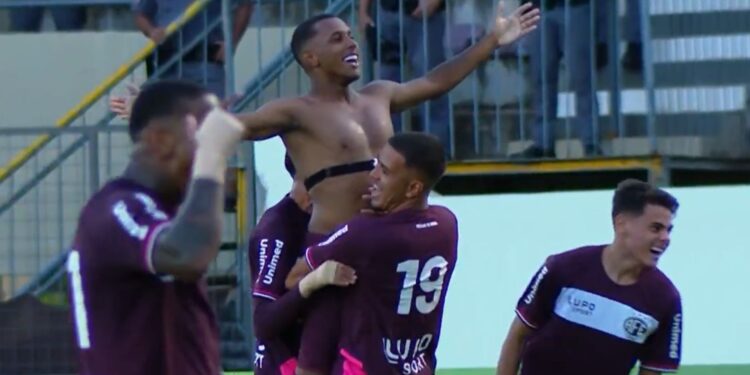 Jogadores da Ferroviária sub-20 comemoram o gol de empate contra o Santos sub-20, em partida válida pela terceira fase da Copinha