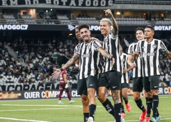 Jogadores do Botafogo se abraçam e comemoram gol marcado contra a Portuguesa, em partida válida pelo Campeonato Carioca