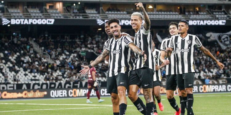 Jogadores do Botafogo se abraçam e comemoram gol marcado contra a Portuguesa, em partida válida pelo Campeonato Carioca