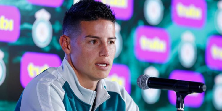 James Rodríguez, do León-MEX, durante entrevista coletiva de sua apresentação