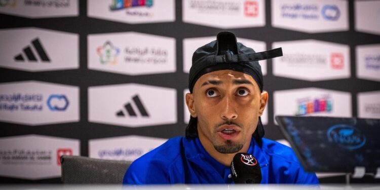 Raphinha, do Barcelona, durante entrevista coletiva antes da estreia na Supercopa da Espanha