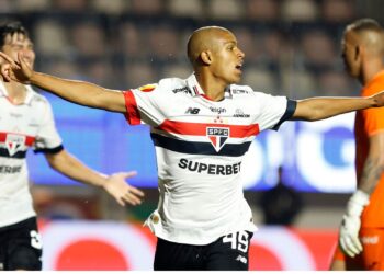 Ryan Francisco, do São Paulo, comemora gol marcado contra a portuguesa