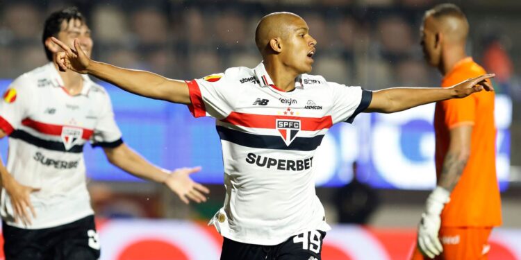 Ryan Francisco, do São Paulo, comemora gol marcado contra a portuguesa