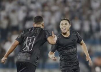 Jogadores do Corinthians sub-20 comemoram gol marcado contra o Vila Nova sub-20, em partida válida pela Copinha