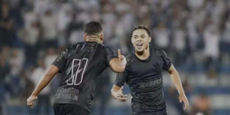 Jogadores do Corinthians sub-20 comemoram gol marcado contra o Vila Nova sub-20, em partida válida pela Copinha