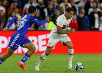 Luciano, do São Paulo, tem a posse de bola enquanto Lucas Romero, do Cruzeiro, o marca