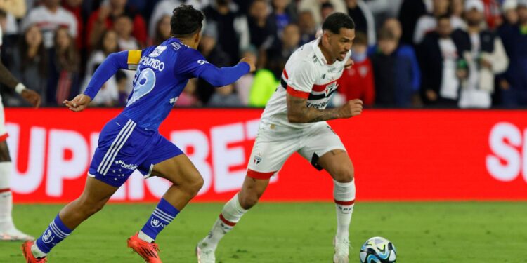 Luciano, do São Paulo, tem a posse de bola enquanto Lucas Romero, do Cruzeiro, o marca
