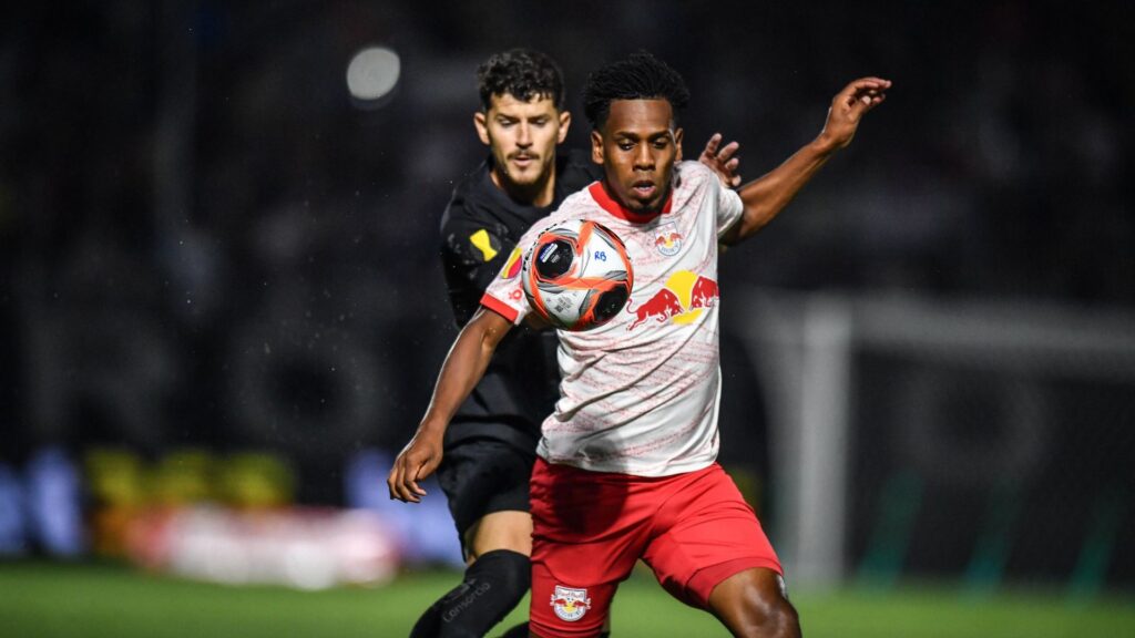 Hurtado, do RB Bragantino, e Pedro Raul, do Corinthians, disputam a posse de bola em partida válida pelo Paulistão