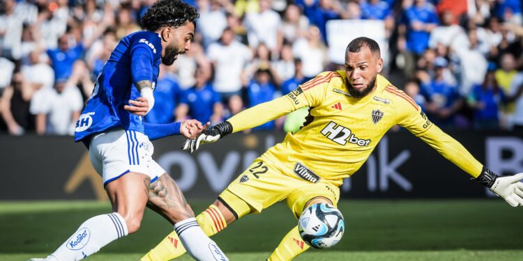 Gabigol, do Cruzeiro, finaliza para defesa de Everson, do Atlético-MG