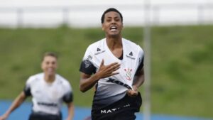 Denner, do Corinthians sub-20, comemora gol marcado contra o Rio Branco
