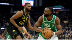 Jaylen Brown, do Boston Celtics, é marcado por Andrew Wiggins, do Golden State Warriors