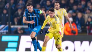 Andrea Cambiaso, da Juventus, carrega a bola enquanto Hans Vanaken, do Club Brugge, o marca