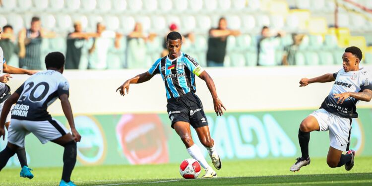 Lance de partida entre Corinthians sub-20 e Grêmio sub-20, válida pela semifinal da Copinha