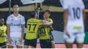 Jogadores do São Bernardo se abraçam e comemoram gol marcado contra o Santos