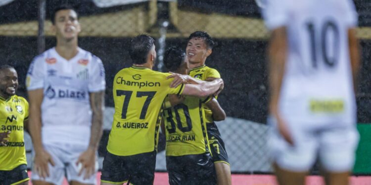 Jogadores do São Bernardo se abraçam e comemoram gol marcado contra o Santos
