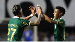 Richard Ríos e Estêvão, do Palmeiras, se abraçam e comemoram vitória sobre o Santos