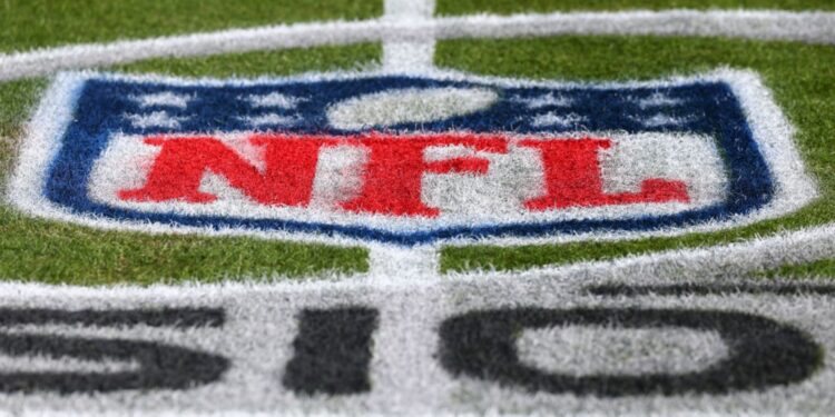 Logo da NFL desenhado no gramado