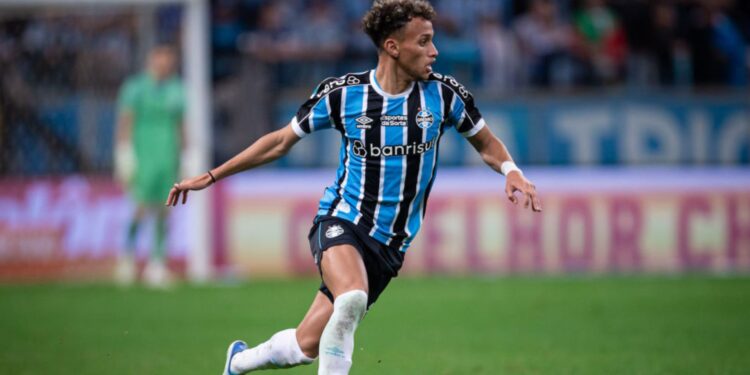 Bitello atuando pelo Grêmio