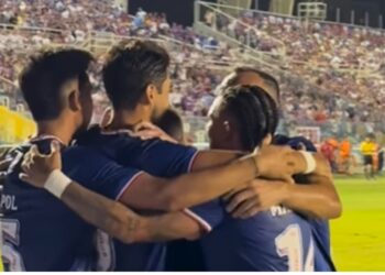 Jogadores do Fortaleza comemoram o primeiro gol marcado pelo Moto Club, em jogo válido pela Copa do Nordeste