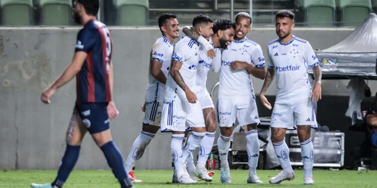 Jogadores do Cruzeiro se abraçam e comemoram gol marcado contra o Itabirito