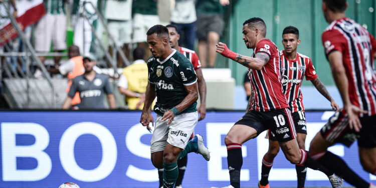 A rivalidade entre São Paulo e Palmeiras desperta paixão e memória nos torcedores