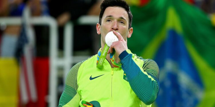 Diego Hypólito, do BBB 25, comemorando medalha de prata nos Jogos Olímpicos do Rio