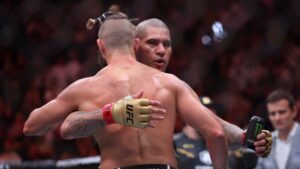 Alex Poatan e Jiri Prochazka se abraçando, após UFC 303