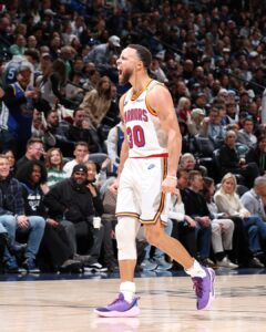 Stephen Curry quebra mais um recorde: o maior número de arremessos de 3 pontos!