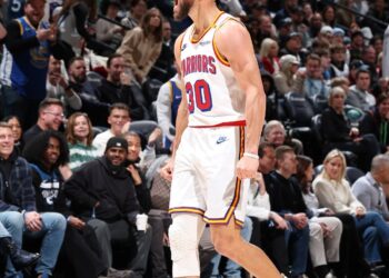 Stephen Curry quebra mais um recorde: o maior número de arremessos de 3 pontos!