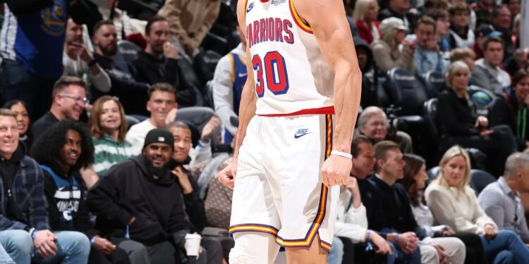 Stephen Curry quebra mais um recorde: o maior número de arremessos de 3 pontos!