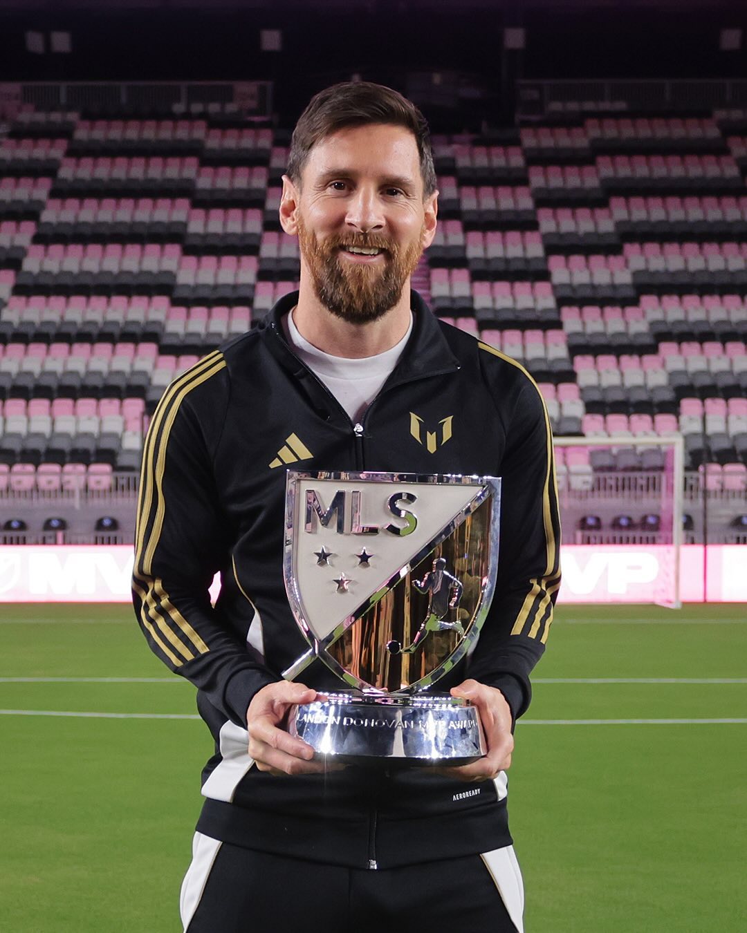 Messi recebendo prêmio de MPV da MLS - Fonte: @adidasfootball