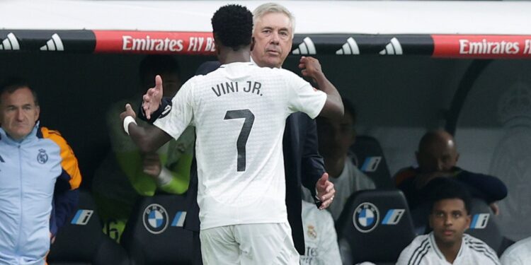 Carlo Ancelotti e Vini Jr se abraçando, durante partida entre Real Madrid e Osasuna