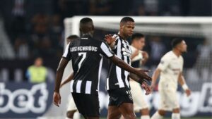 Alvo do Atlético-MG, Júnior Santos em ação pelo Botafogo