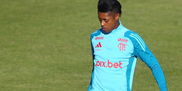 Bruno Henrique entra para a história do Flamengo com mais um golaço em clássico