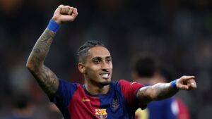 Raphinha, do Barcelona, comemorando um dos seus gols contra o Real Madrid, na final da Supercopa da Espanha