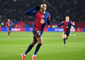 Raphinha comemorando gol marcado em Barcelona x Betis