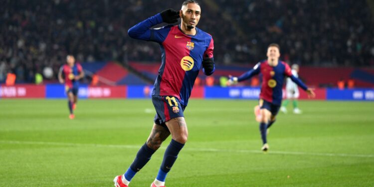 Raphinha comemorando gol marcado em Barcelona x Betis