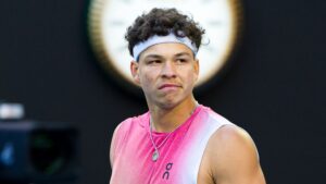 Ben Shelton, semifinalista do Australian Open, em ação contra Lorenzo Sonego