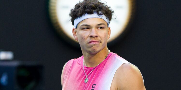 Ben Shelton, semifinalista do Australian Open, em ação contra Lorenzo Sonego