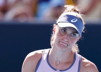 Bia Haddad com cara fechada em ação no Australian Open