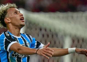 Bitello em ação pelo Grêmio, em 2023, em jogo contra o Flamengo