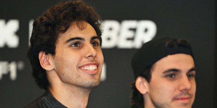 Gabriel Bortoleto sorrindo após bateria de testes com a Sauber