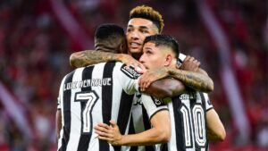 Luiz Henrique, Igor Jesus e Savarino comemorando gol do Botafogo, em 2024